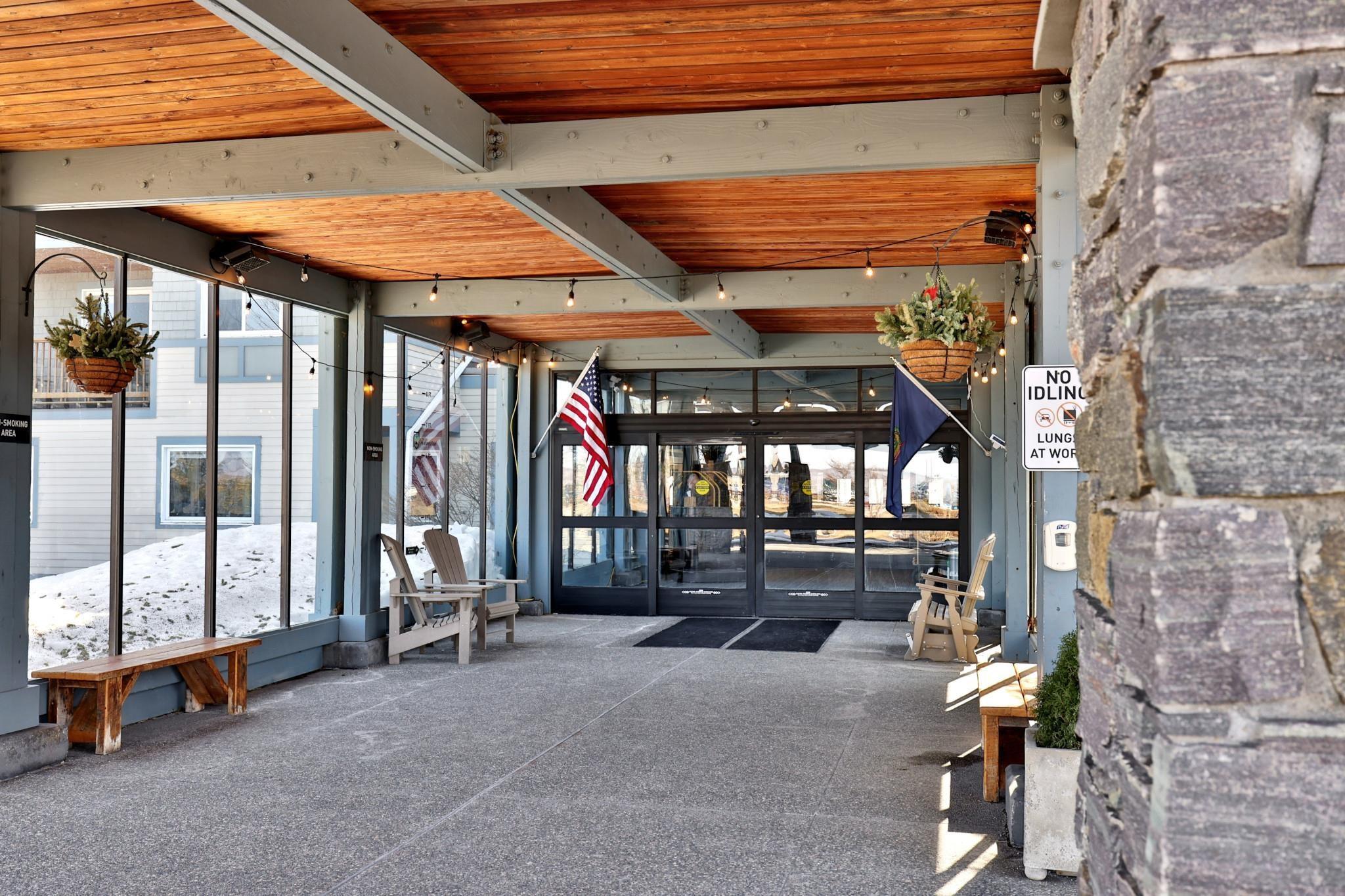 Image 2: Veranda and Valet
