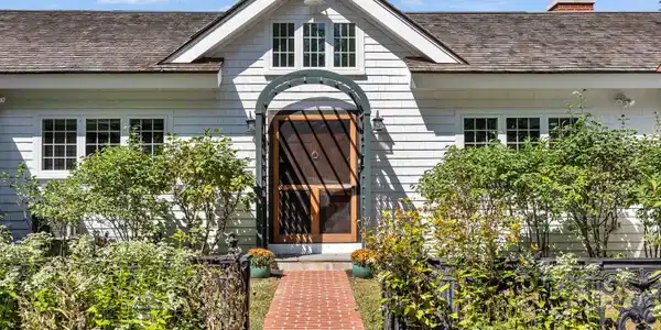 Image 4: Front walkway entrance Image 4: Front walkway entrance