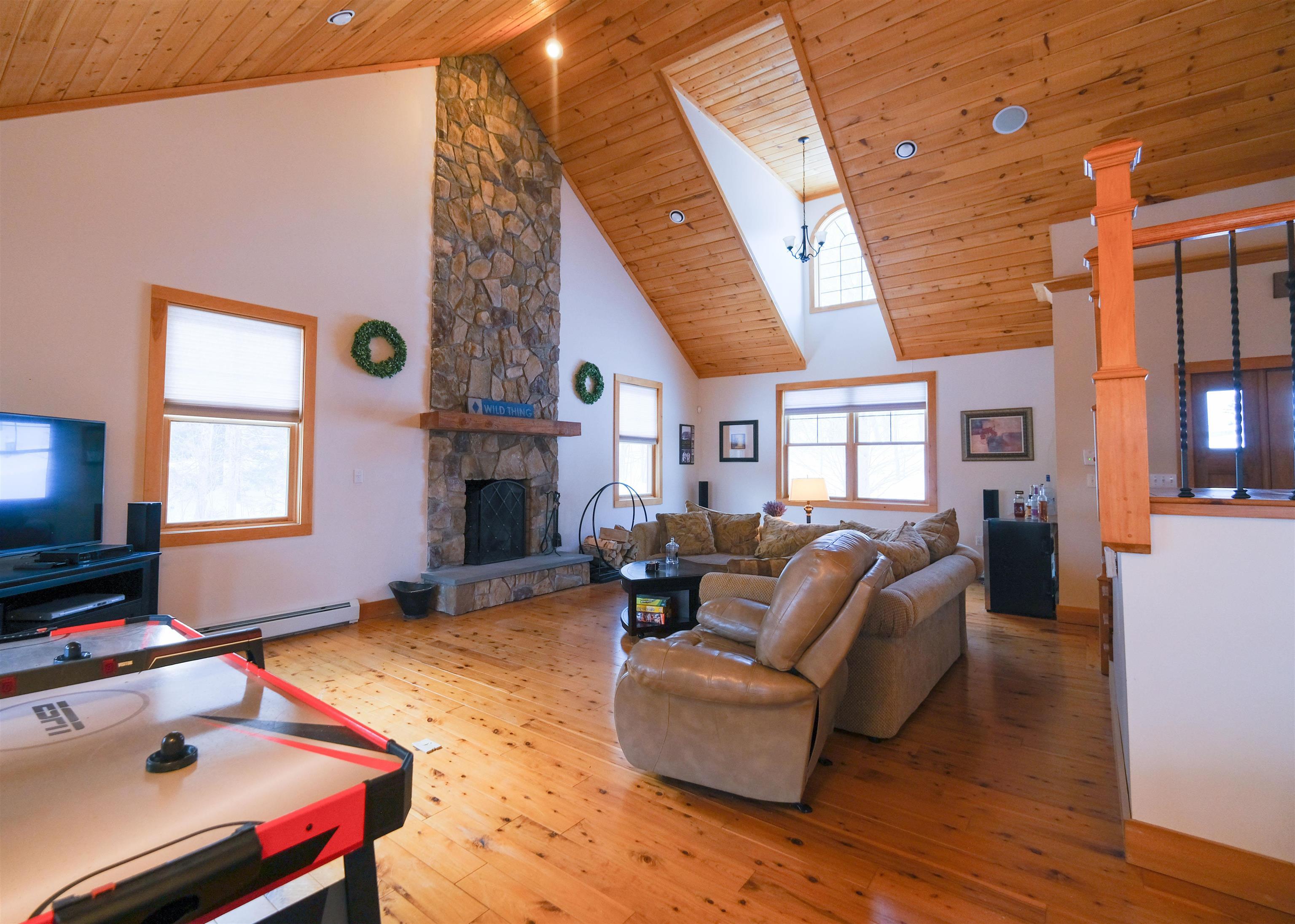 Image 2: Vaulted Ceilings Image 2: Vaulted Ceilings