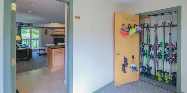 Image 3: Entry with ski storage