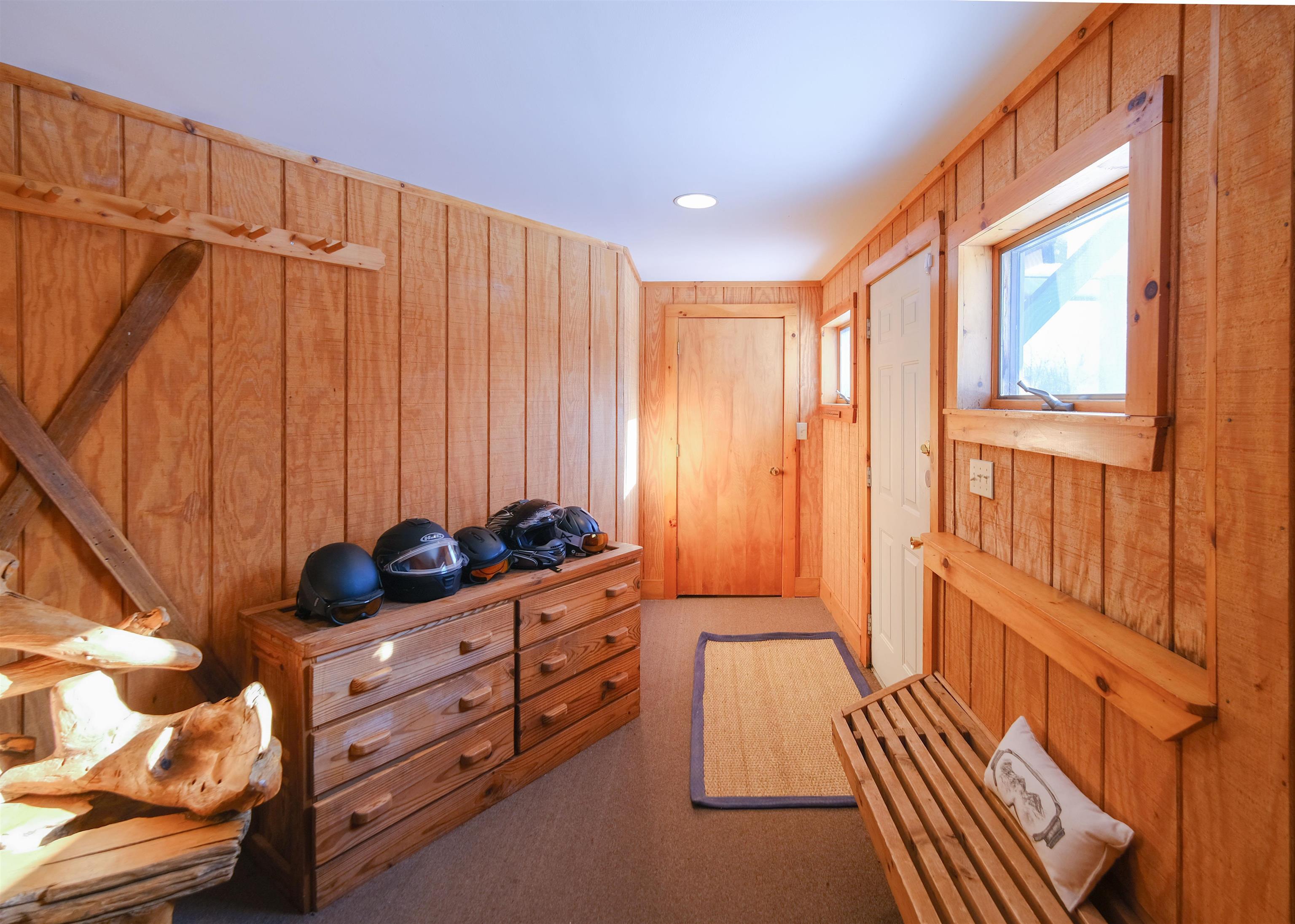 Image 2: Entry mudroom Image 2: Entry mudroom