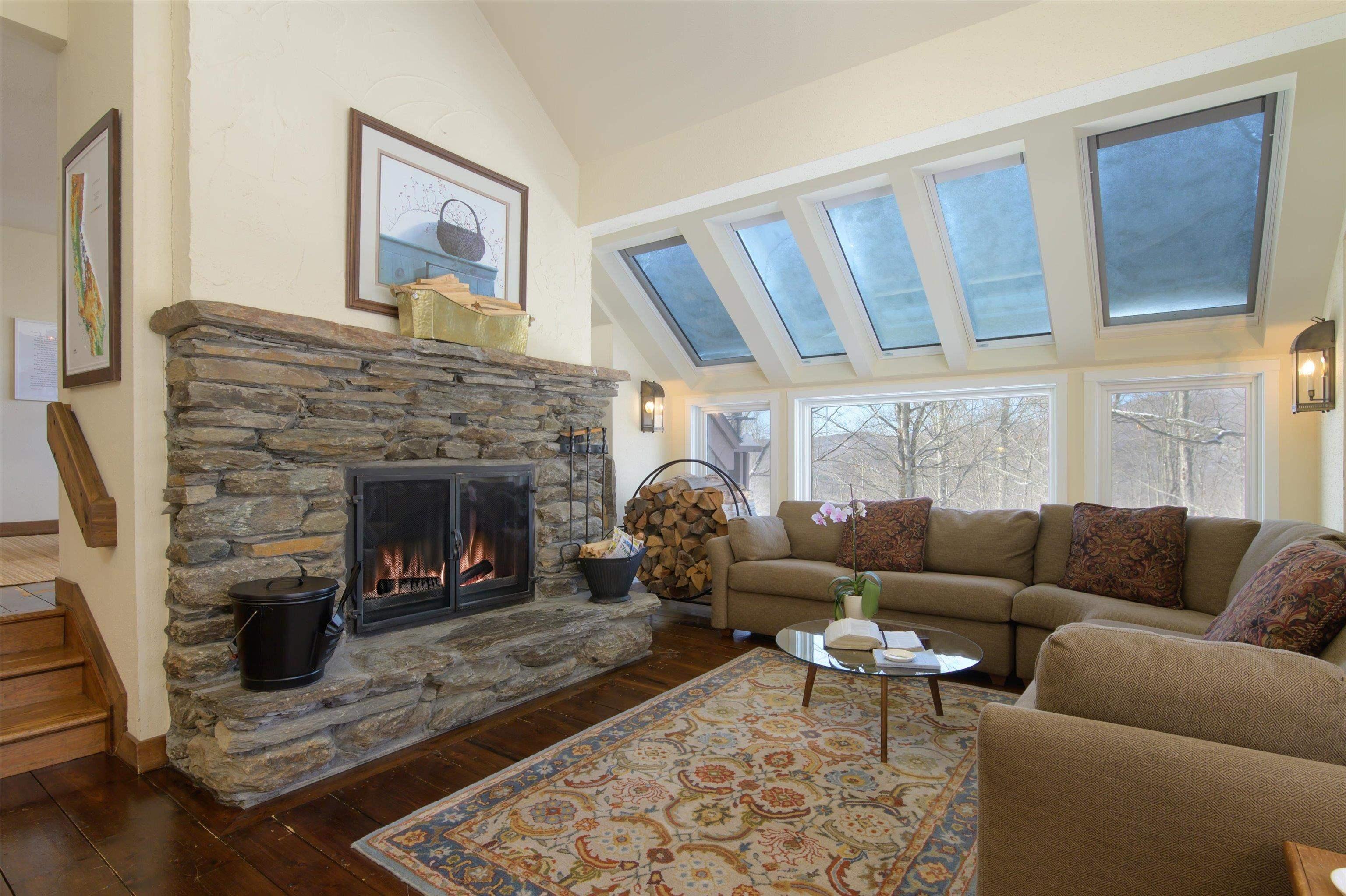 Image 2: Spacious Living Room with long range views! Image 2: Spacious Living Room with long range views!