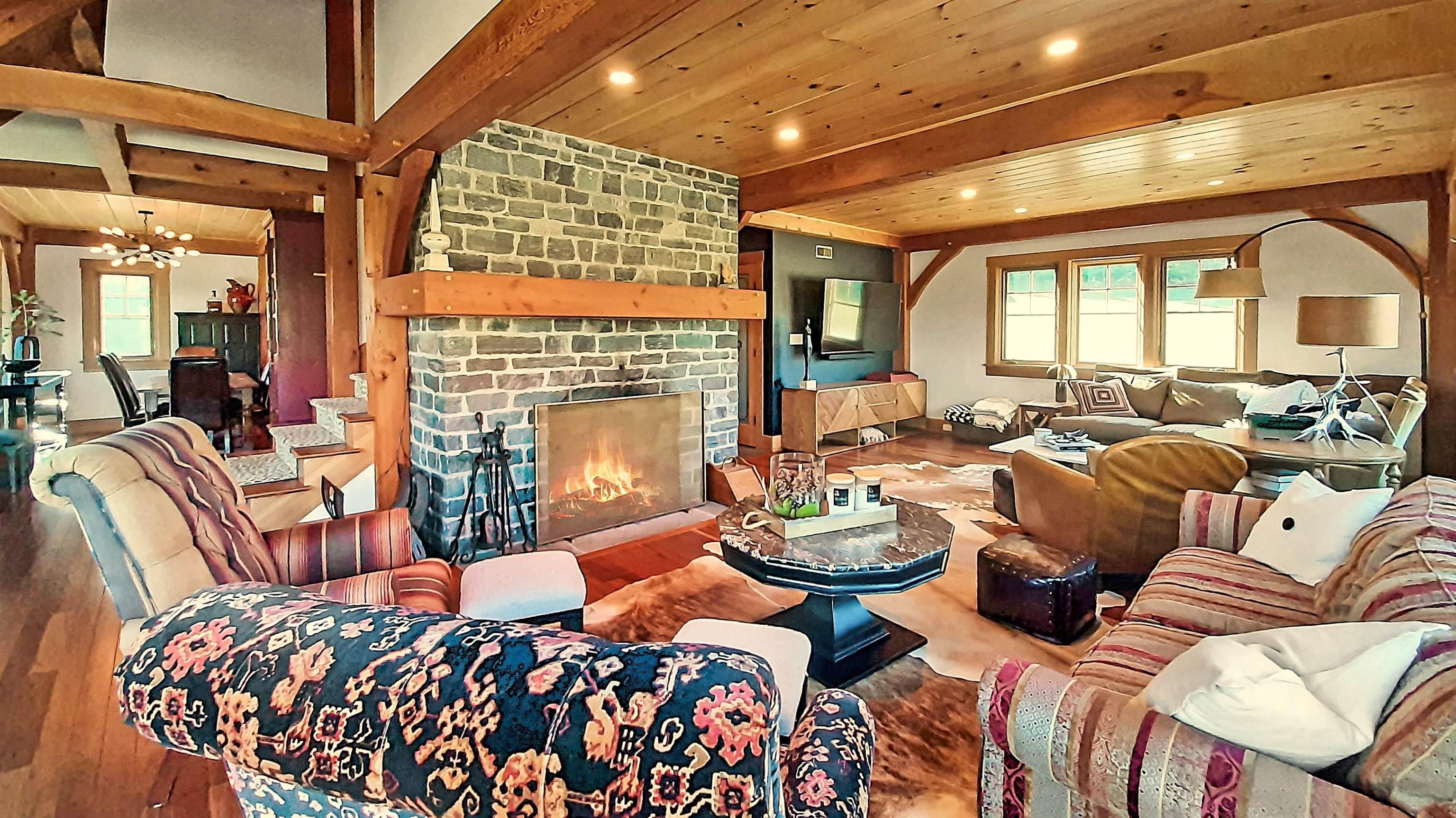 Image 3: Living Room