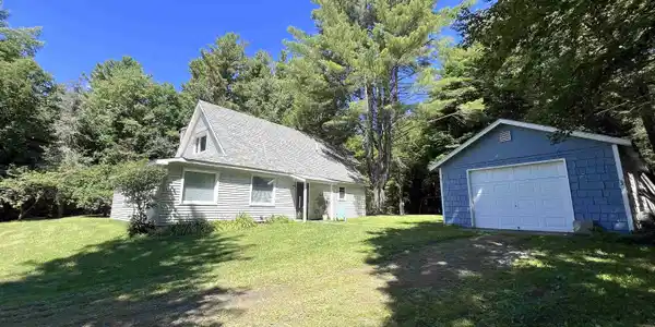 Image 4: Front/Garage