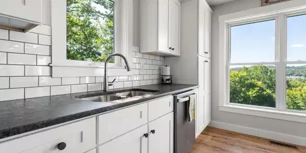 Image 4: Plenty of counter space