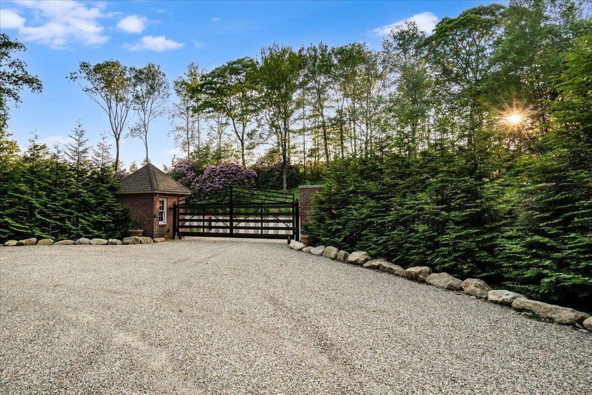 Image 3: This unparalleled estate has a private gated entrance.