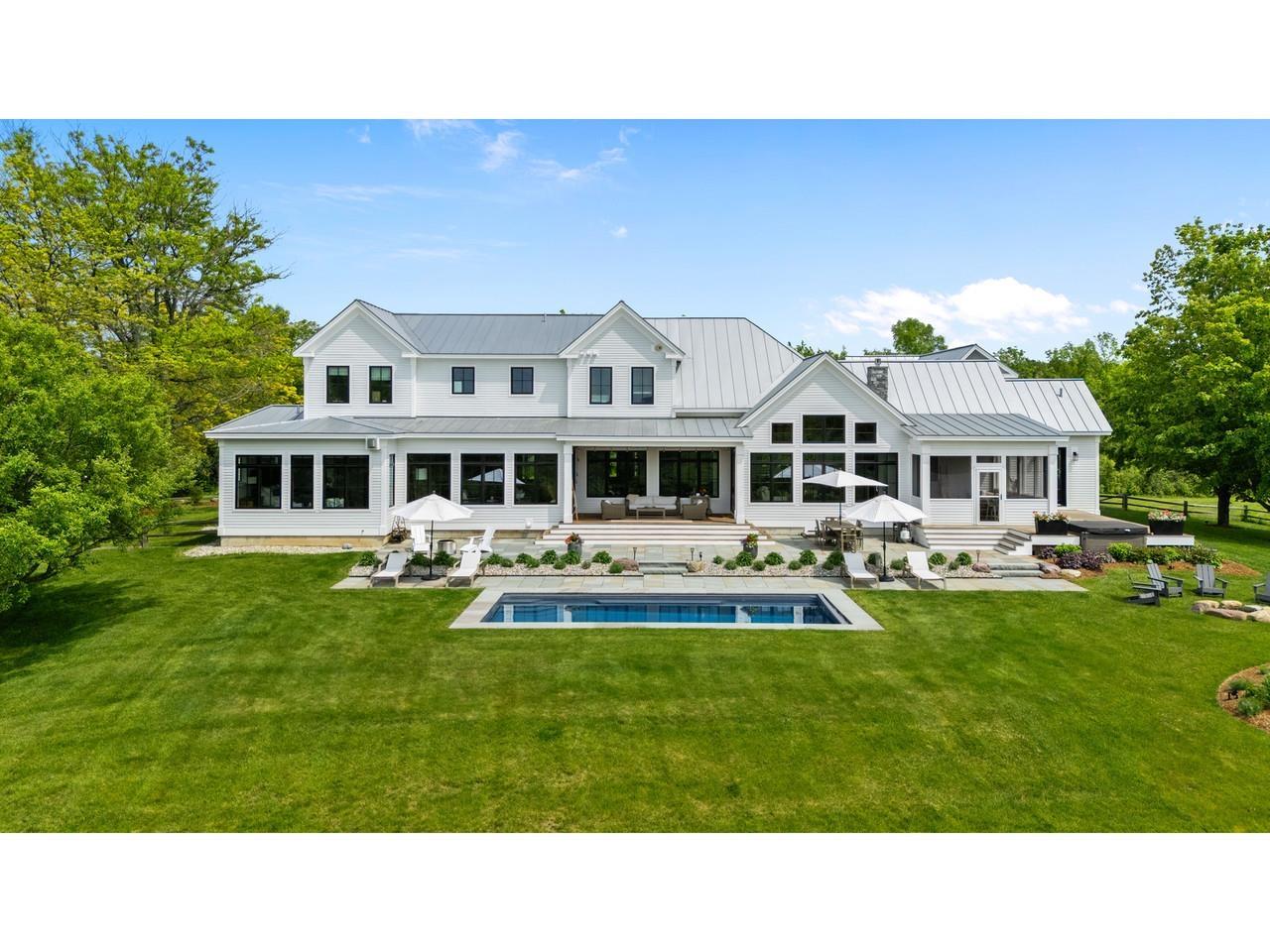 Image 2: On 9.4 acres with pool