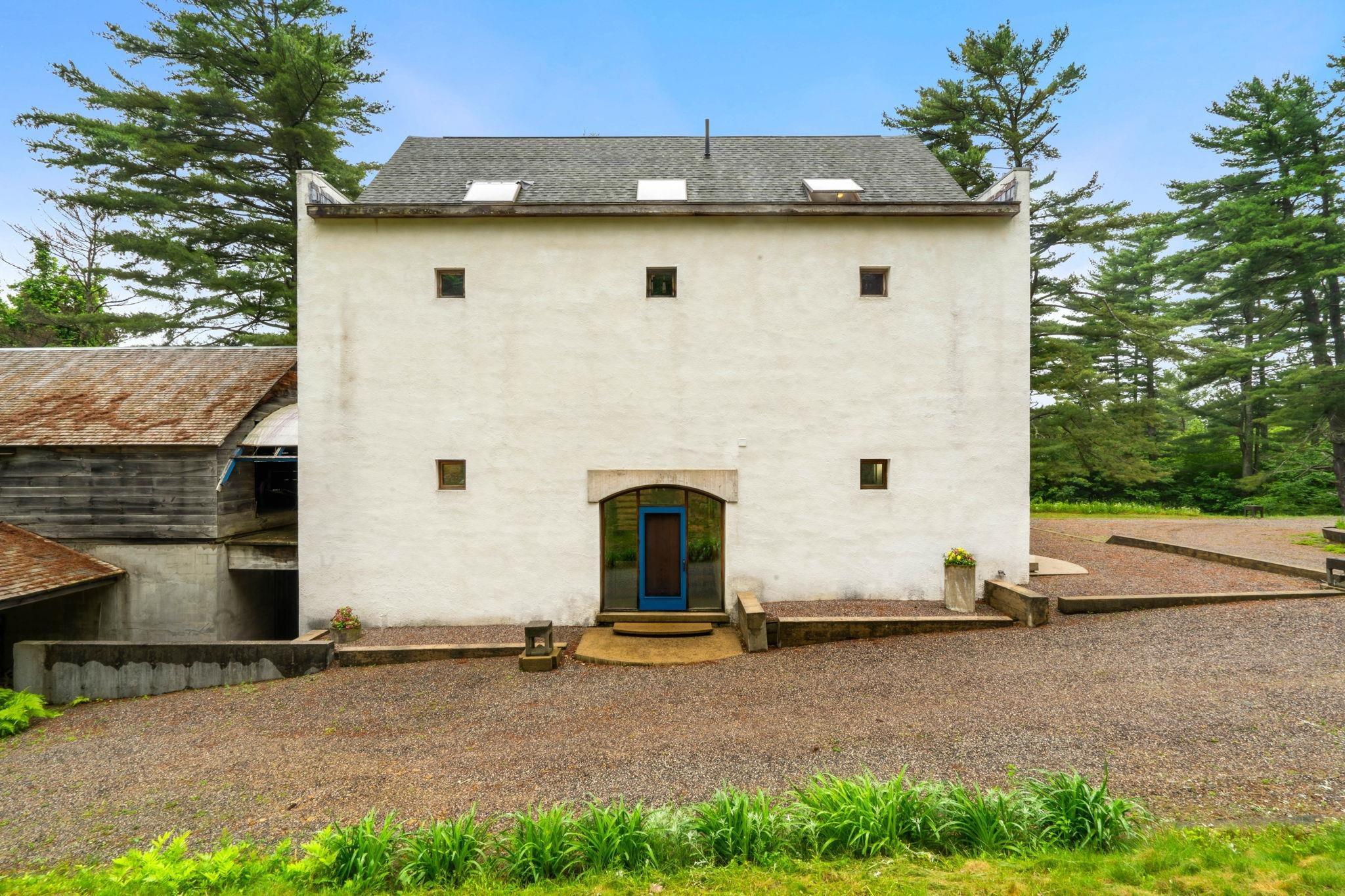 Image 2: Exterior, 437 Avery Hill