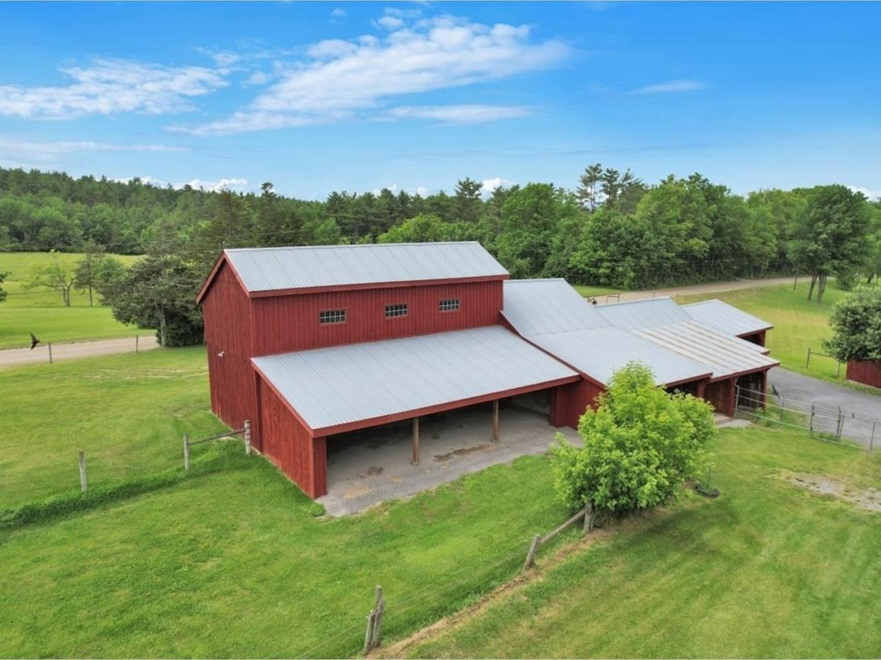 Image 3: 5-Stall Horse Barn Image 3: 5-Stall Horse Barn