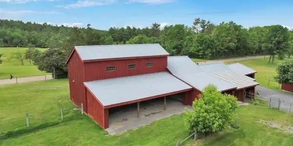 Image 3: 5-Stall Horse Barn