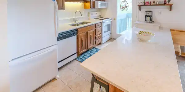 Image 4: Ceramic tile floors