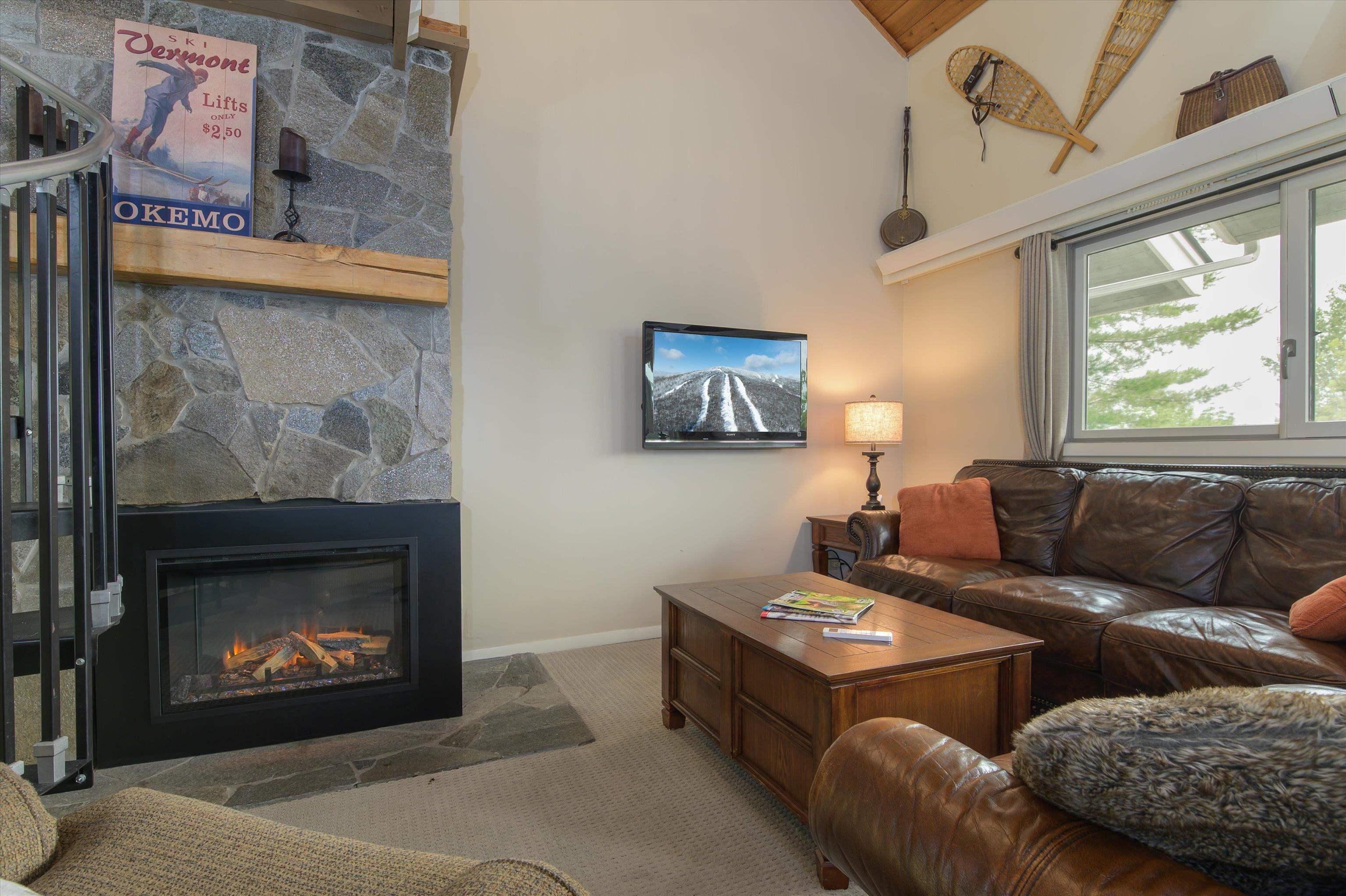 Image 3: Cozy Livingroom Freshly Painted Image 3: Cozy Livingroom Freshly Painted