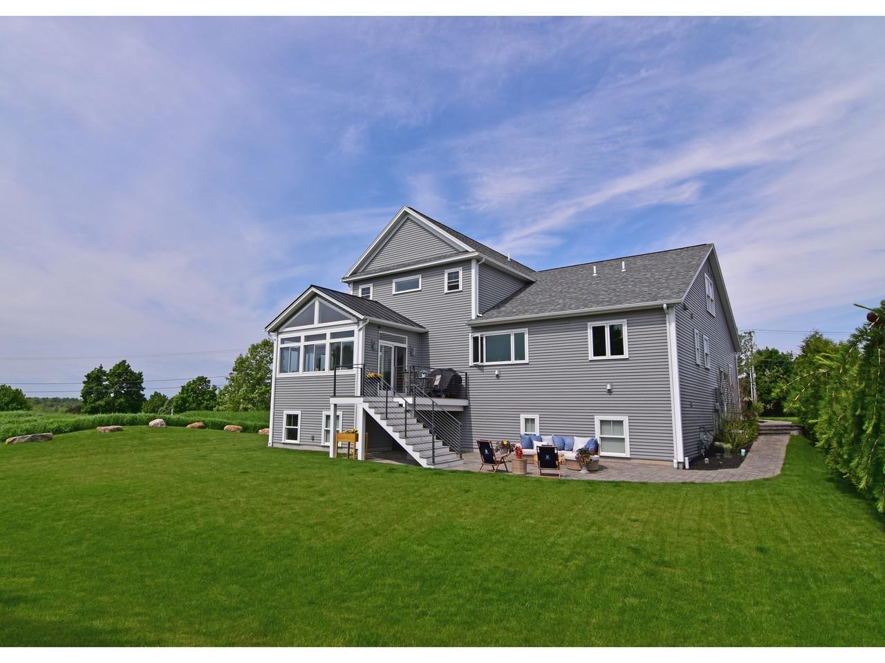 Image 4: Professionally landscaped Image 4: Professionally landscaped