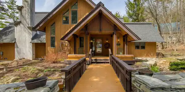 Image 2: Wonderful Entrance to the House