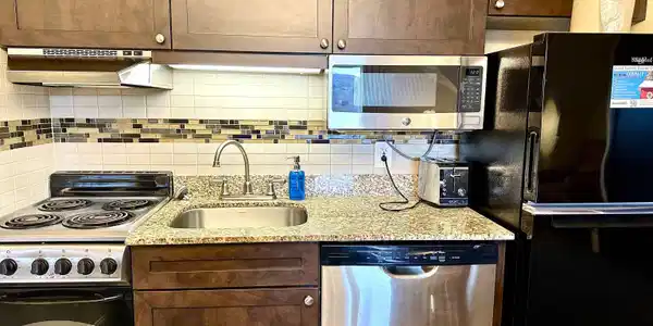 Image 4: Kitchenette