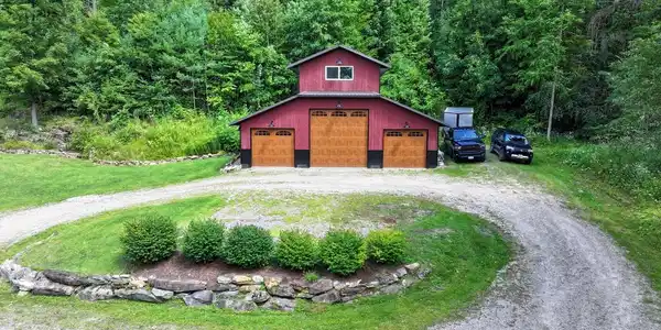 Image 3: Classic monitor barn