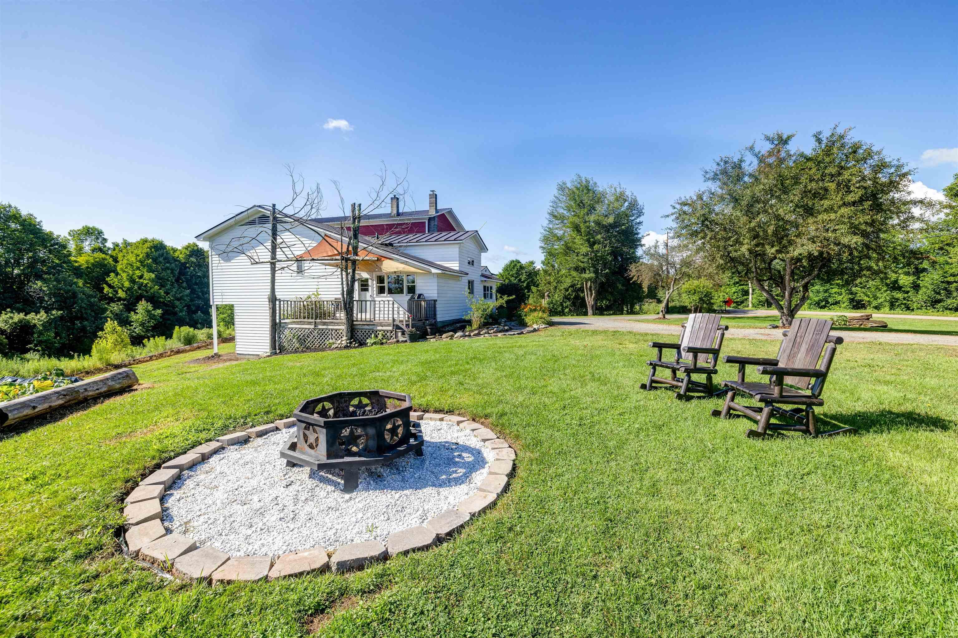 Image 2: Enjoy an evening around the fire pit