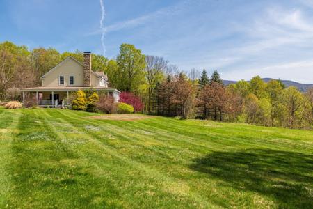 527 Sleighbell Lane
