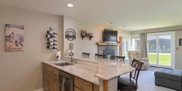 Image 3: Breakfast bar with updated counter
