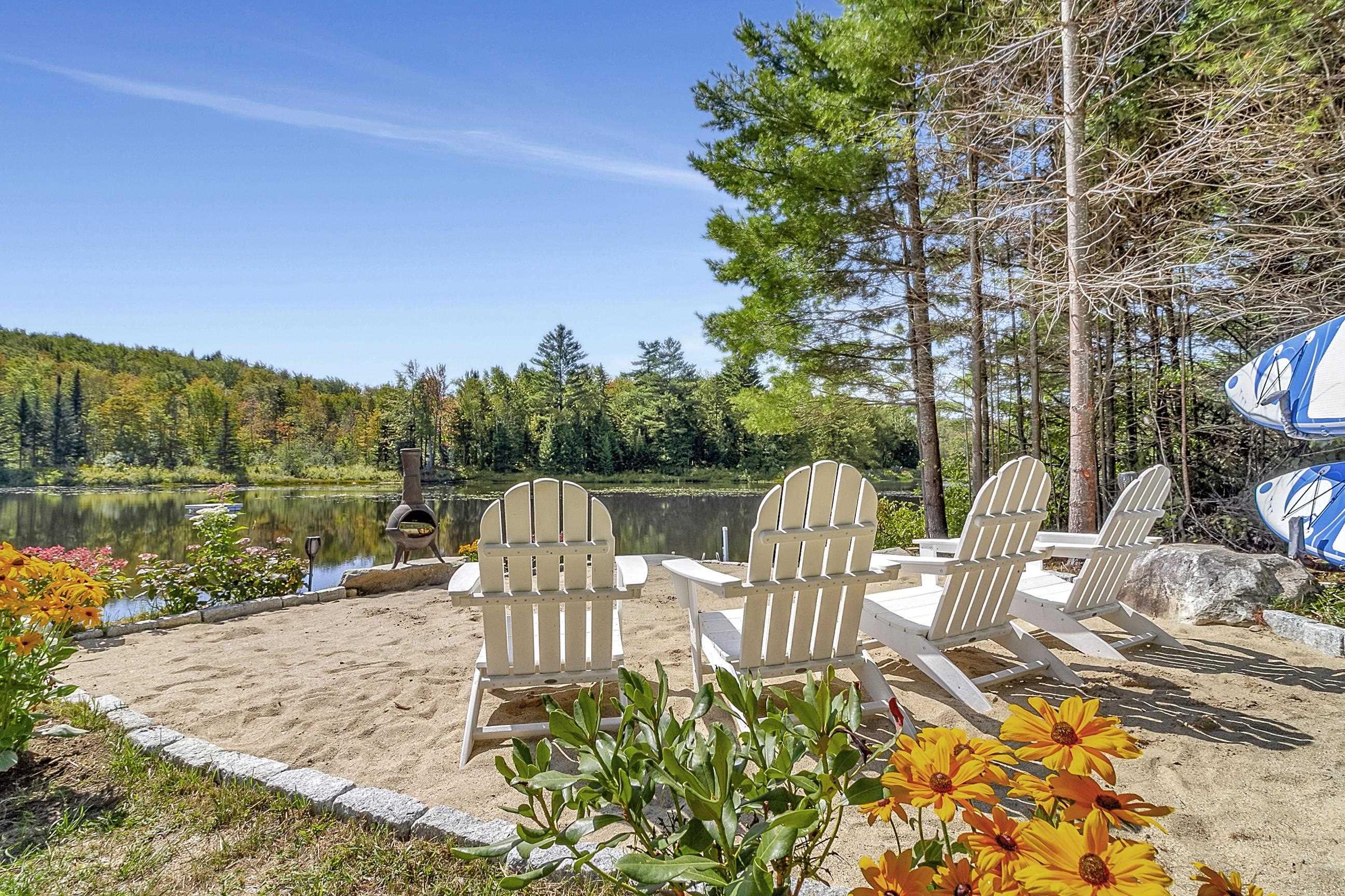 Image 3: Relax in the sand