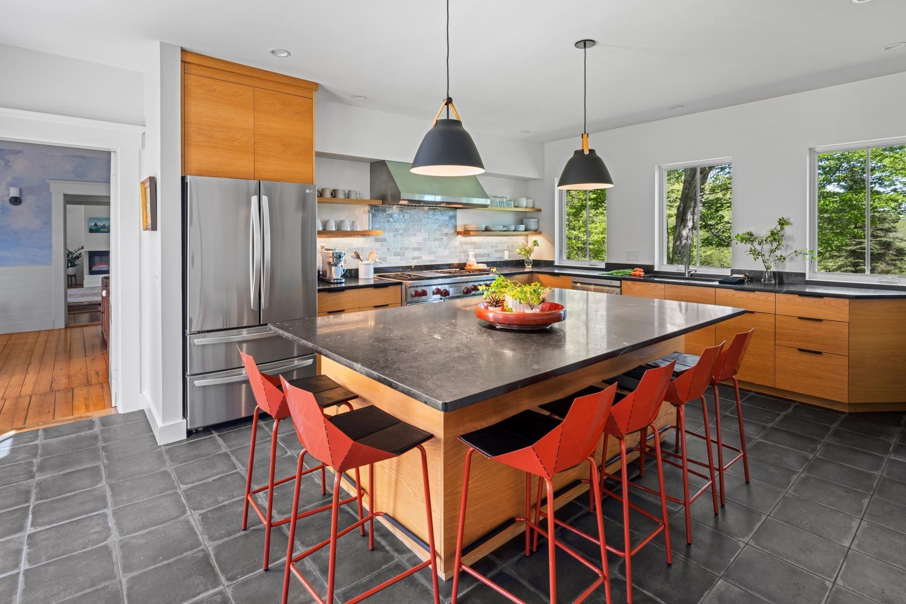 Image 3: Gourmet kitchen + soapstone countrtops