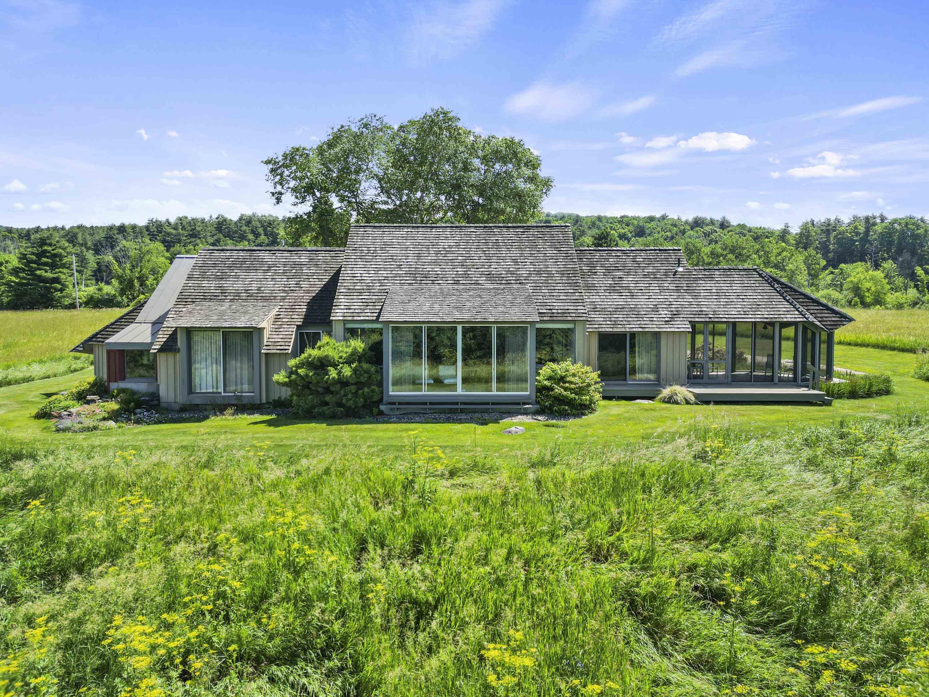 Image 1: The view looking at the western facade of the house. Image 1: The view looking at the western facade of the house.