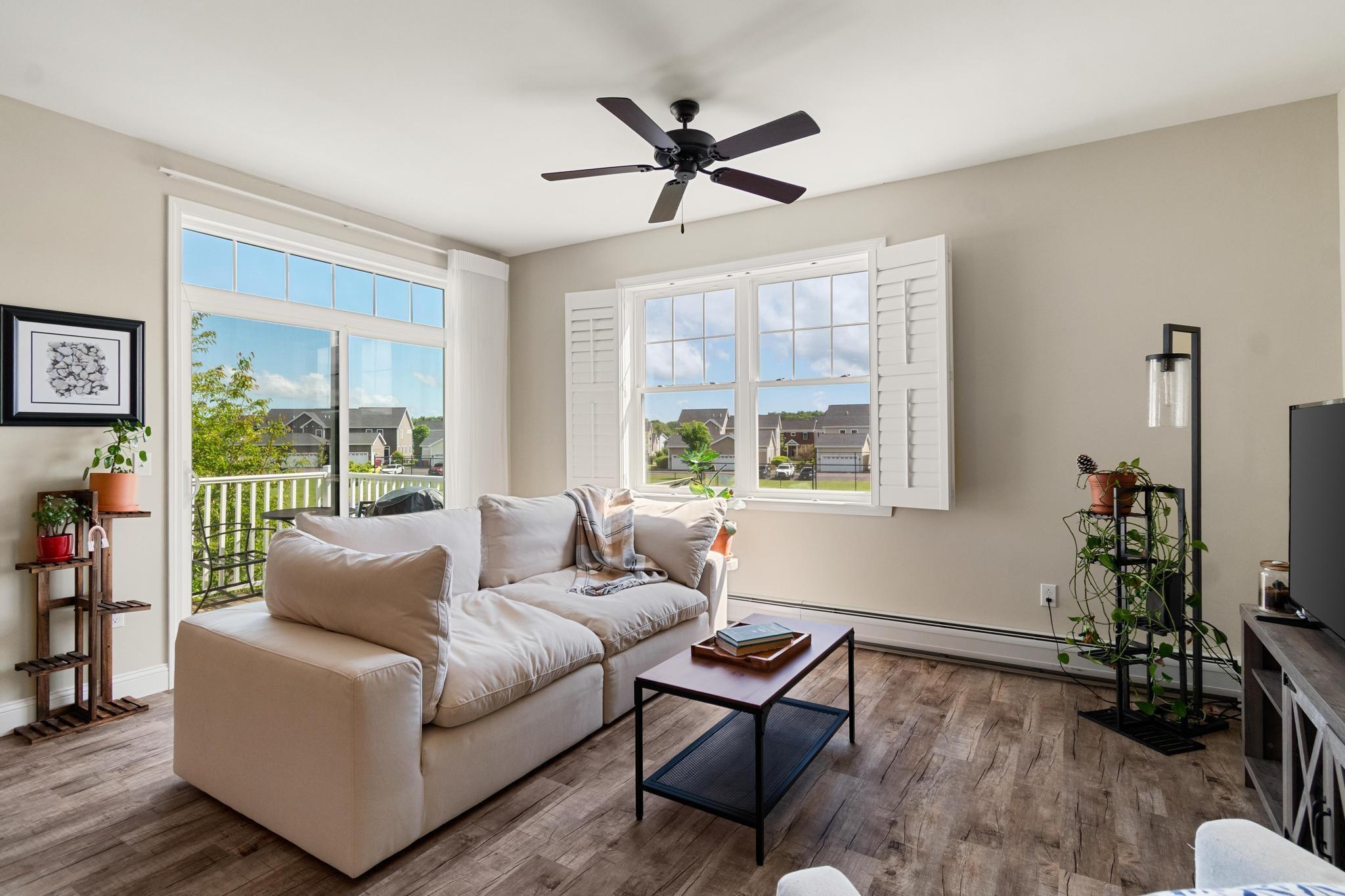 Image 3: Living Room