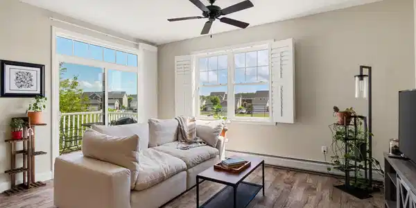 Image 3: Living Room