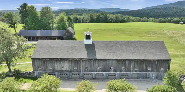 Image 4: 8 cement floored garage bays under barn