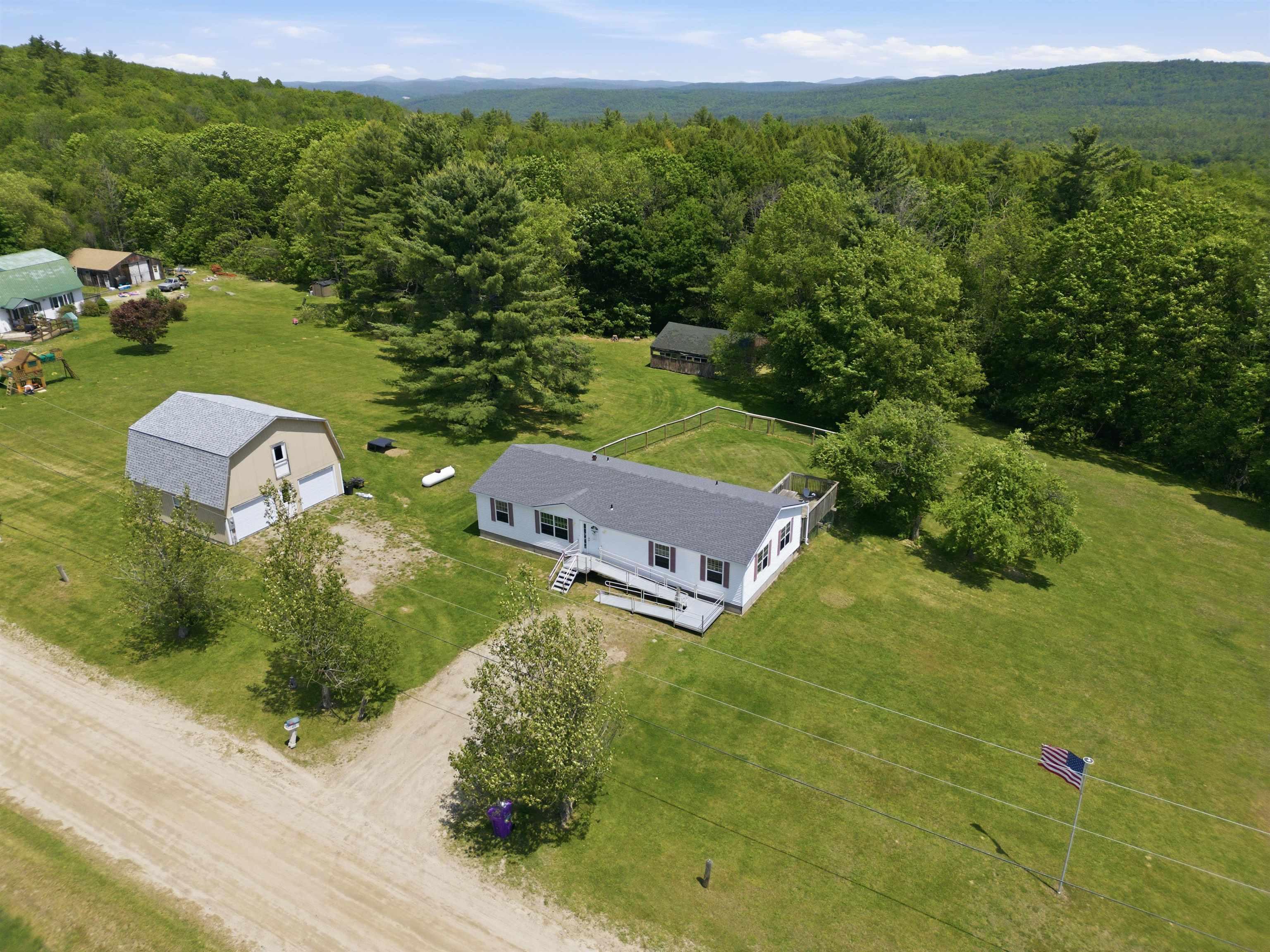 Image 3: Rural yet only 9 minutes from Downtown Newport