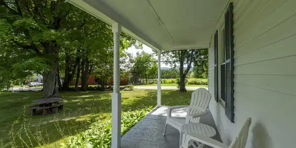 Image 3: Farmer's porch Image 3: Farmer's porch