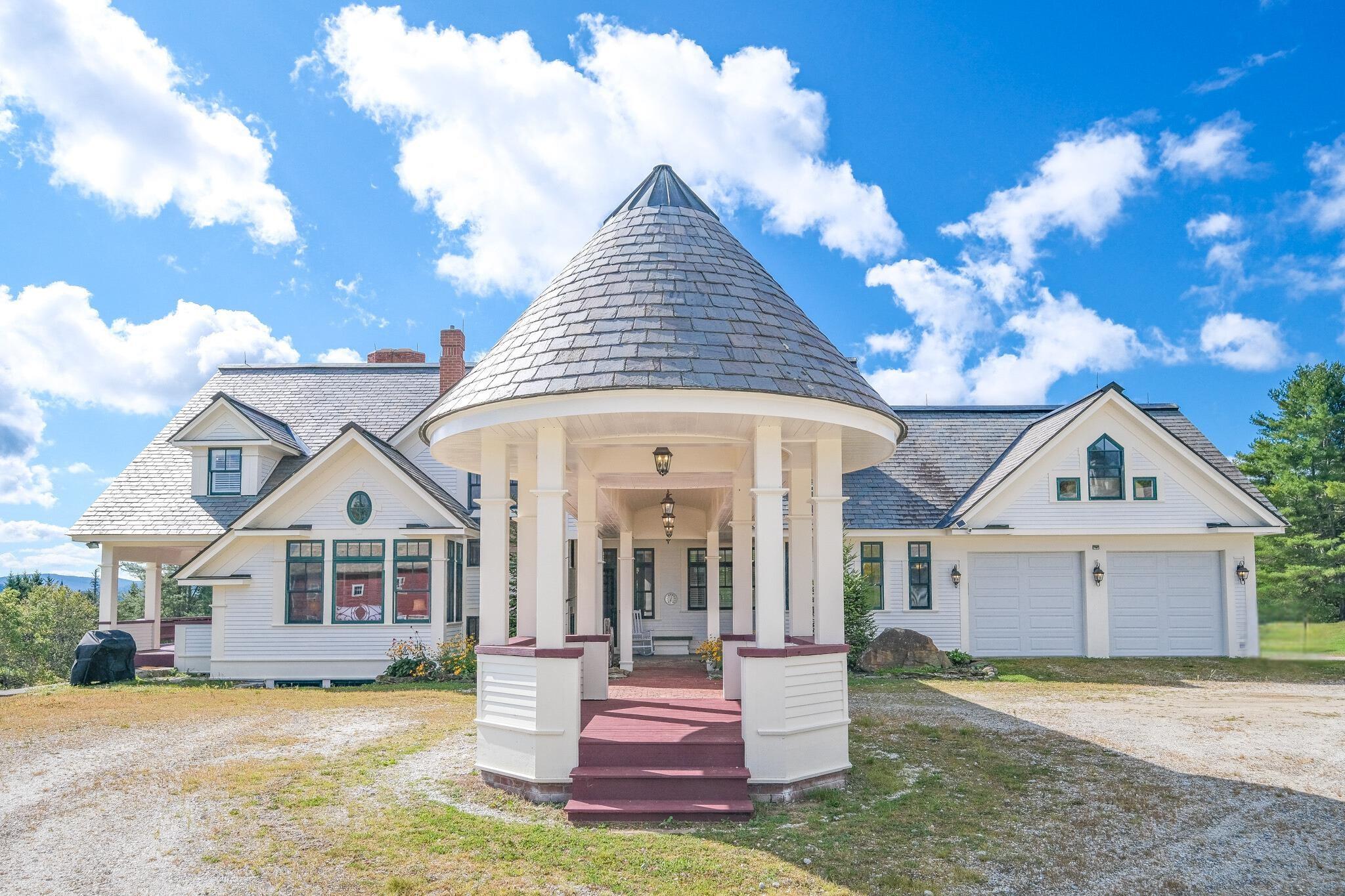 Image 2: Gazebo at the entrance of the home Image 2: Gazebo at the entrance of the home
