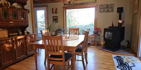 Image 4: dining room