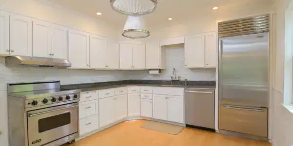 Image 3: Bright and Sunny Eat -In Kitchen