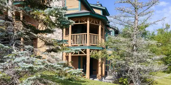 Image 2: End Unit with Bonus Side Yard