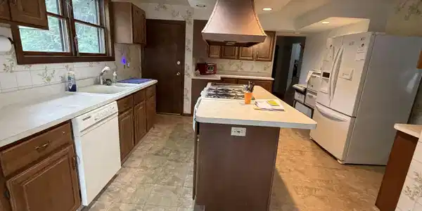 Image 4: Kitchen