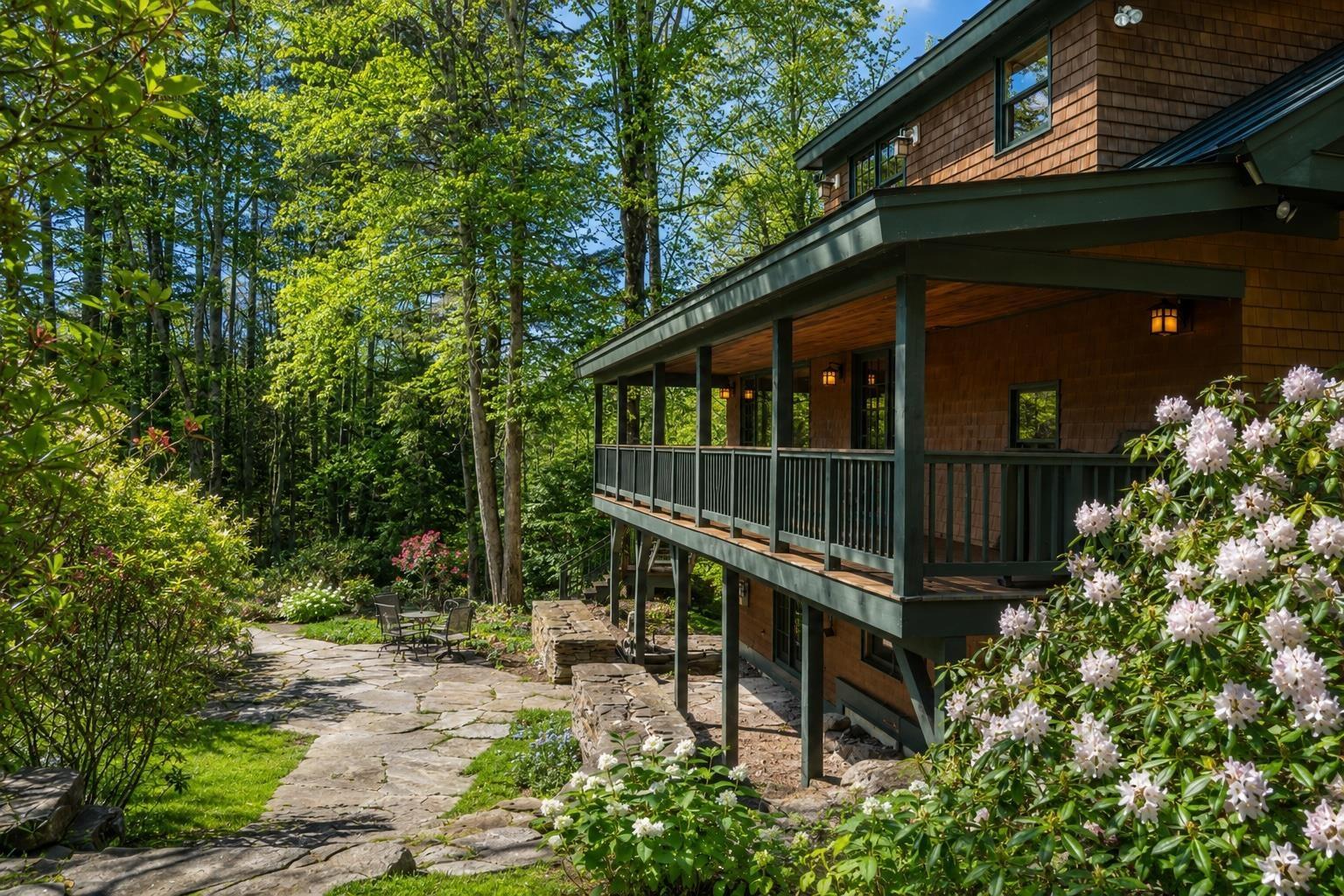 Image 3: Main House to Courtyard