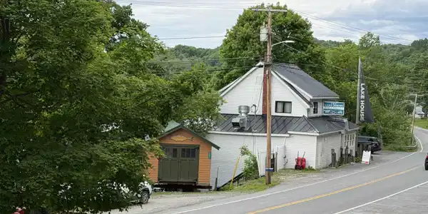 Image 2: Short walk to Lakehouse Restaurant