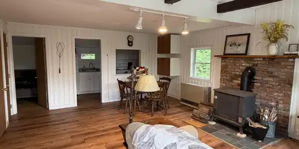 Image 4: Living area