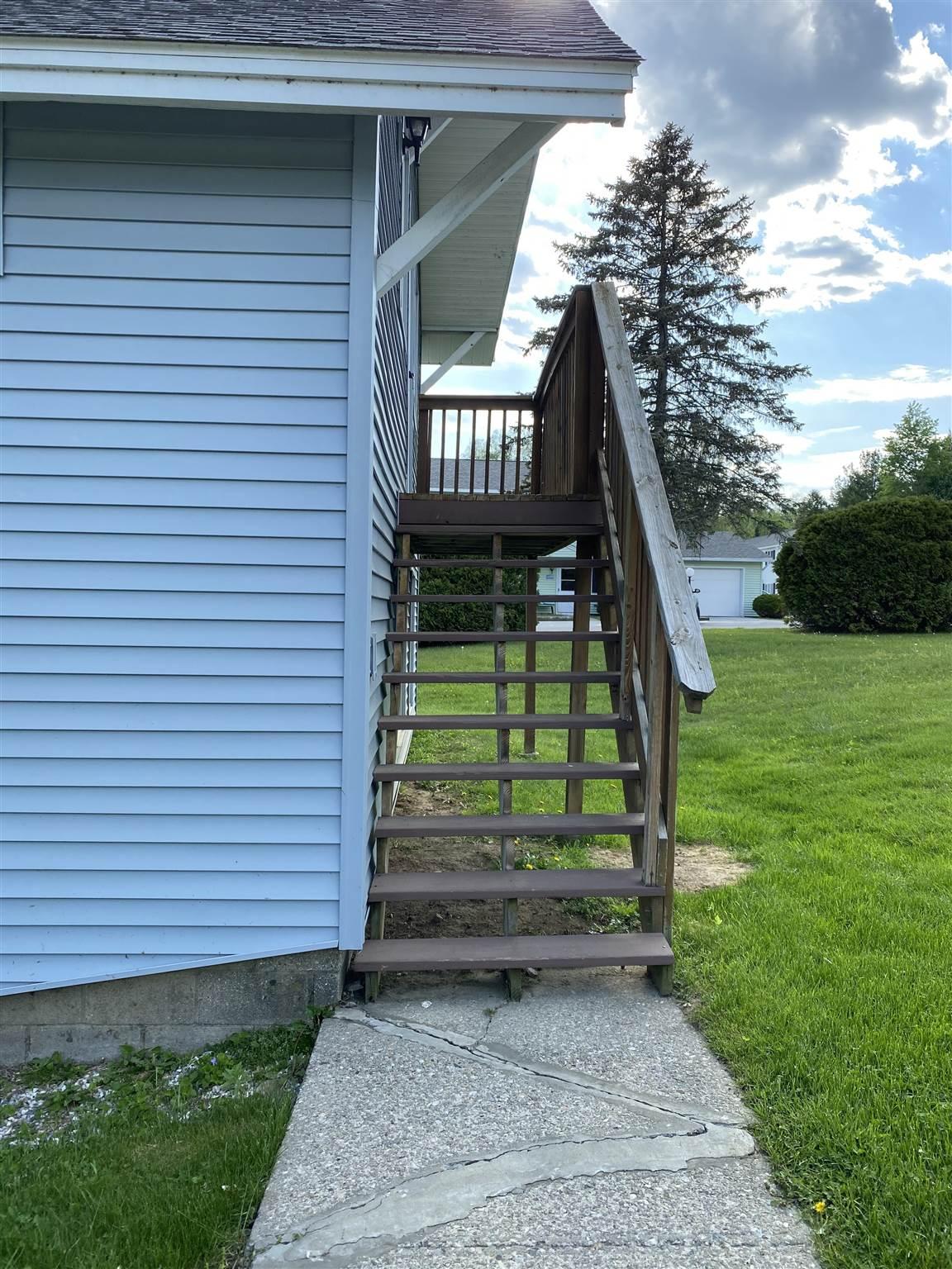 Image 2: Stairs & Small Deck