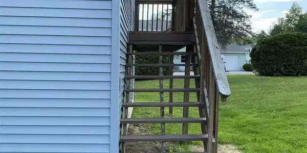 Image 2: Stairs & Small Deck