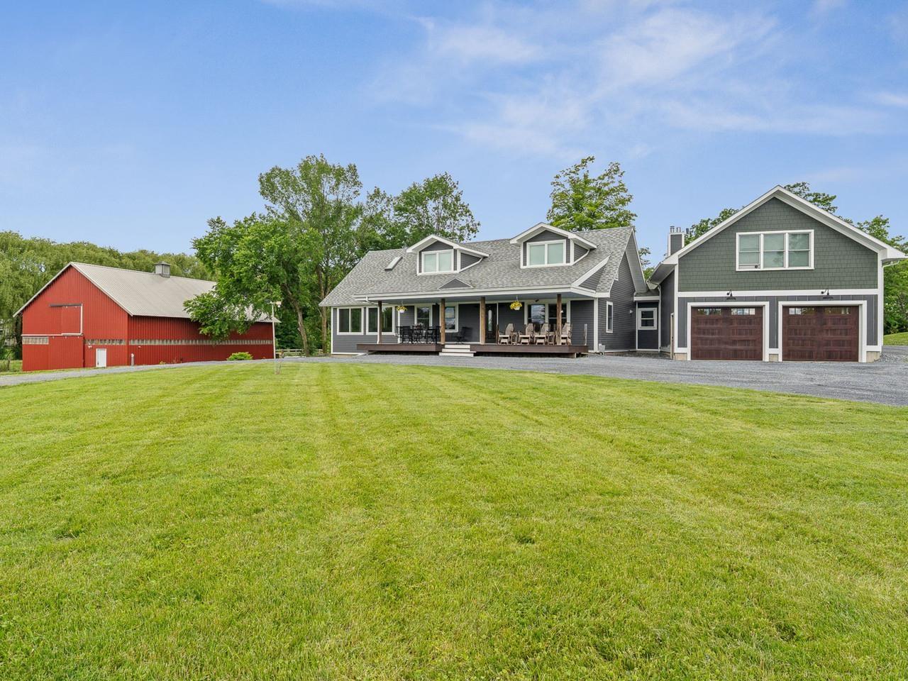 Image 3: Large front yard