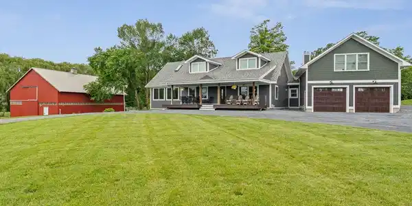 Image 3: Large front yard