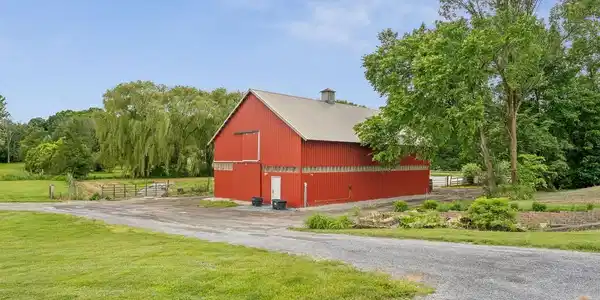 Image 4: Horse barn