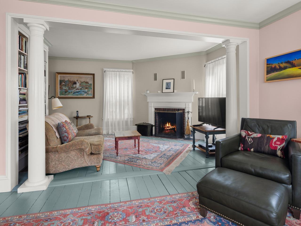 Image 4: Cozy living room w/fireplace Image 4: Cozy living room w/fireplace