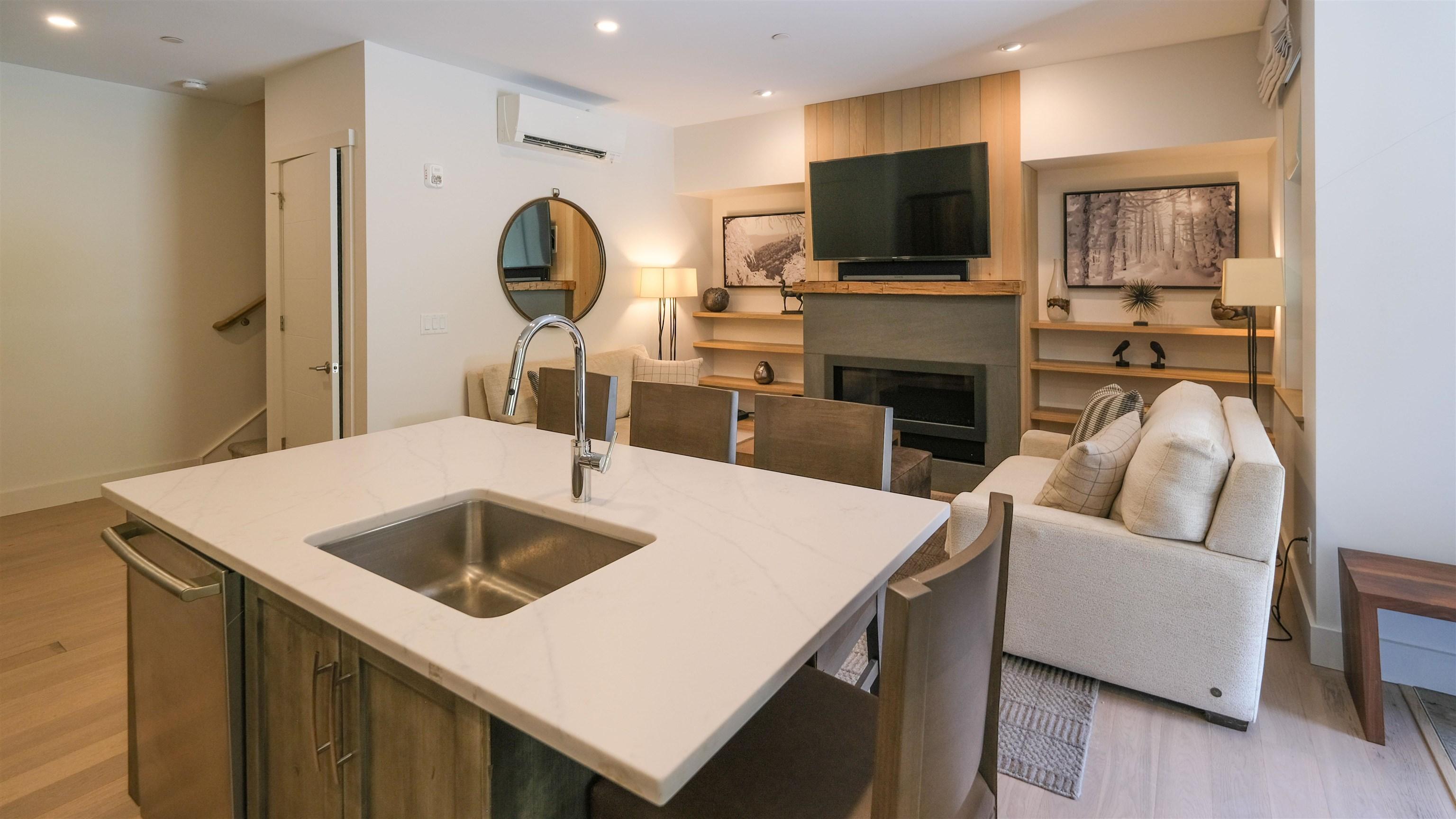 Image 4: Large island and gas fireplace Image 4: Large island and gas fireplace