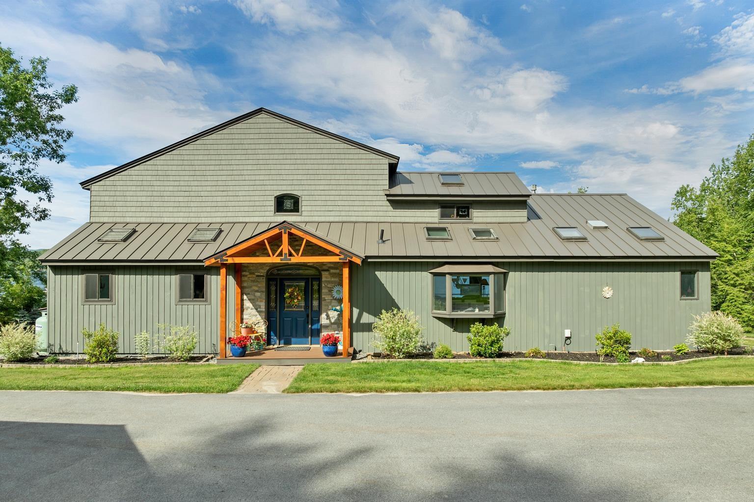 Image 4: NEW metal roof and vinyl siding!