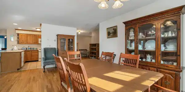 Image 4: dining area looking in to kitchen