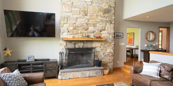 Image 3: One of 3 wood burning fireplaces