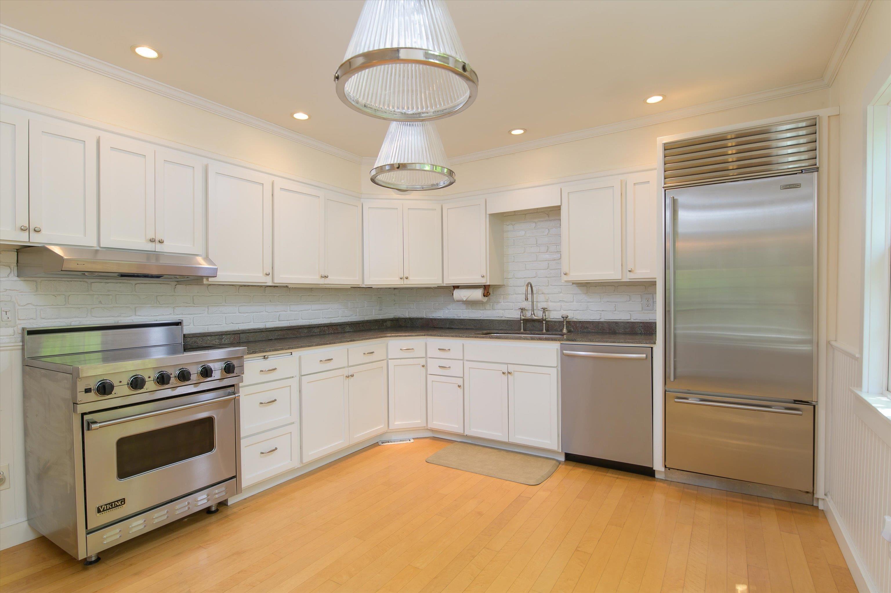 Image 3: Bright and Sunny Eat -In Kitchen Image 3: Bright and Sunny Eat -In Kitchen